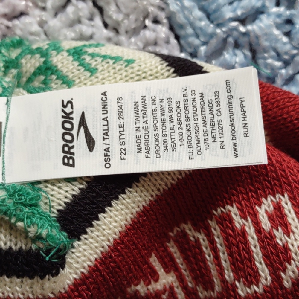 Brooks Heritage Run Merry Pom Beanie OSFA - Picture 6 of 11